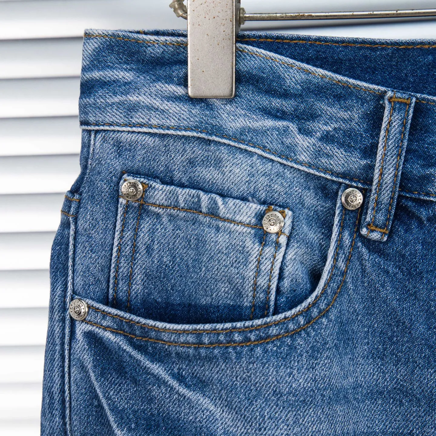 P290 high version Chrome Hearts blue denim with red black panther pattern multi-leather jeans. CH jeans need to be washed and then disassembled and hand-stitched with sheepskin cross leather and then spliced ​​together. The whole piece has too many craftsmanship to explain, patchwork cross pattern embellishment, high-waisted washed jeans! ! Absolutely high-end luxury products, god-level single products and super popular products, made with top heavy industry, a must-see magic weapon. Customized hardware. The fabric is thick and soft after washing. It has good breathability. Customized small leather label. Unique design. The details are simple and elegant, and the workmanship is exquisite. The entire trousers are neatly routed and the details are in place! It’s so cool that both men and women can easily control the genderless trend! Style number: 1799# Color: blue Size: 28 30 32 34 36